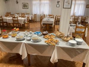una mesa con comida en un restaurante en Hotel Beau Sejour en Champorcher