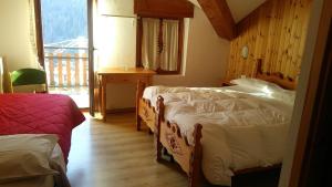 En eller flere senge i et værelse på Hotel Beau Sejour