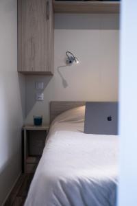 Tempat tidur dalam kamar di Mobil Home XXL 4 chambres - Camping Le Domaine d'Oléron