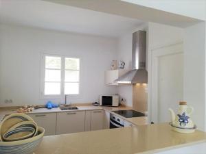 Kuchyň nebo kuchyňský kout v ubytování Villa El Club 3 Bed 3 Bath Front
