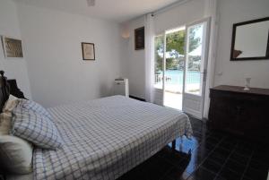 A bed or beds in a room at Villa El Club 3 Bed 3 Bath Front Még 30 kép