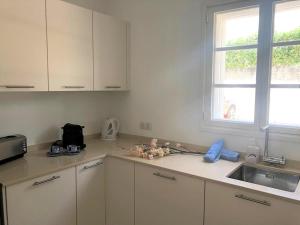 Kuchyň nebo kuchyňský kout v ubytování Villa El Club 3 Bed 3 Bath Front