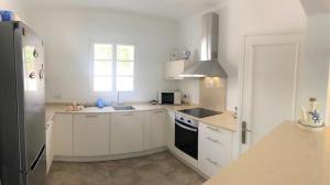 Kuchyň nebo kuchyňský kout v ubytování Villa El Club 3 Bed 3 Bath Front