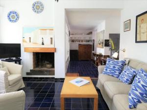 A seating area at Villa El Club 3 Bed 3 Bath Front