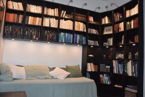 a room with a couch in front of a book shelf at Appartement Erlandebaita Centre bourg 3 personnes in Urrugne