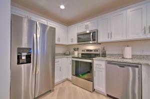 Water Views and Pool Access Lake Ozark Escape!的厨房或小厨房