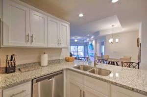 Water Views and Pool Access Lake Ozark Escape!的厨房或小厨房
