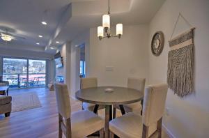 Water Views and Pool Access Lake Ozark Escape!的休息区