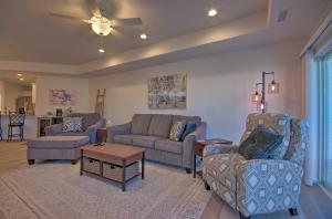 Water Views and Pool Access Lake Ozark Escape!的休息区