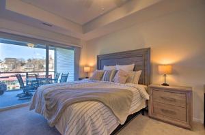 奥沙克湖Water Views and Pool Access Lake Ozark Escape!的一间带大床的卧室和一个阳台 更多19张照片