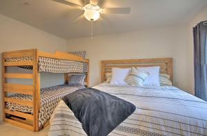 Water Views and Pool Access Lake Ozark Escape!客房内的一张或多张床位