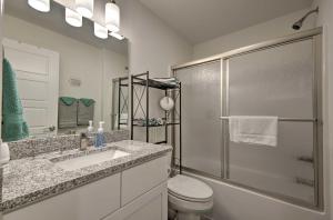 Water Views and Pool Access Lake Ozark Escape!的一间浴室