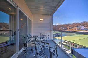 Water Views and Pool Access Lake Ozark Escape!的阳台或露台