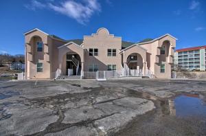 奥沙克湖Water Views and Pool Access Lake Ozark Escape!的建筑物前的空停车场