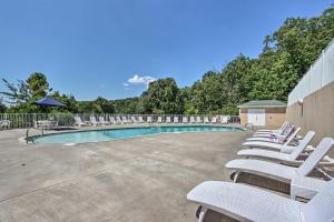 Water Views and Pool Access Lake Ozark Escape!内部或周边的泳池