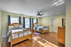 מיטה או מיטות בחדר ב-Belmont Home with Mtn View, 9 Mi to Gunstock Resort