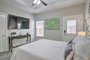 Μια τηλεόραση ή/και κέντρο ψυχαγωγίας στο Charming Edinburg Apartment about 3 Mi to Dtwn!