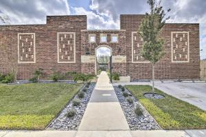 Κήπος έξω από το Charming Edinburg Apartment about 3 Mi to Dtwn!