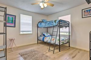 Tempat tidur susun dalam kamar di Stunning Gulfport Getaway about 1 Mi to the Beach