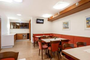 un restaurante con mesas y sillas y una cocina en Apartment in Obergurgl with shared fitness, en Obergurgl