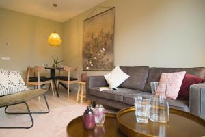 sala de estar con sofá y mesa en Plein 40 - Lodges en Zoutelande