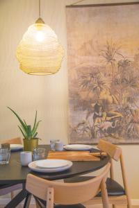 une table à manger avec des chaises et un lustre dans l'établissement Plein 40 - Lodges, à Zoutelande