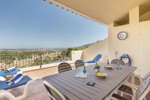 - une salle à manger avec une table et des chaises dans l'établissement La Manga Club Resort - Los Olivos 417, à Atamaría