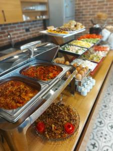 una línea de buffet con muchos tipos diferentes de comida en White Golden Suite Hotel en Trabzon