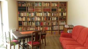 ein Zimmer mit einem Bücherregal voller Bücher in der Unterkunft Le Domaine des Gemmes 