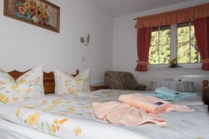 ein Schlafzimmer mit einem Bett mit Handtüchern darauf in der Unterkunft Waldhotel Dietrichsmühle in Crottendorf