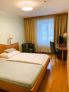 Postel nebo postele na pokoji v ubytování Hotel zur Post