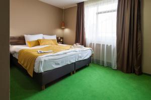 Een bed of bedden in een kamer bij Aparthotel Gutinului