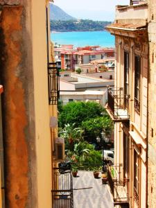 an apartment balcony with a view of the ocean at Casa Barranco in Cefalù