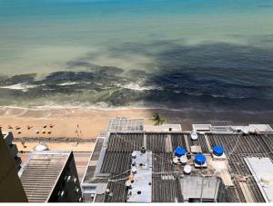 uma vista aérea de uma praia e do oceano em Flat em Boa Viagem no Recife