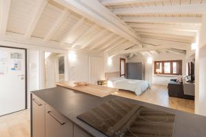 Eine Küche und ein Wohnzimmer mit einem Bett im Hintergrund in der Unterkunft Residenza Capriolo 28 - F&L Apartment in Brescia