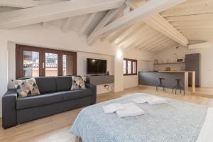 ein Wohnzimmer mit einem Sofa und einem Tisch in der Unterkunft Appartamento Capriolo 28 - F&l Apartment in Brescia
