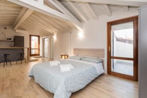 ein Schlafzimmer mit einem großen Bett und einem großen Fenster in der Unterkunft Appartamento Capriolo 28 - F&l Apartment in Brescia