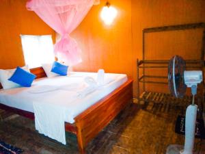 Łóżko lub łóżka w pokoju w obiekcie Akash Treehouse