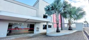 レメにあるHabitat Prime Hotelの建物前のヤシの木