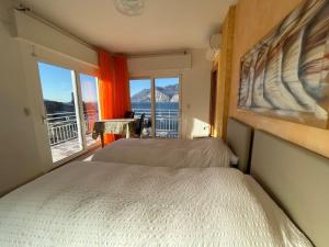 1 dormitorio con 2 camas y vistas al océano en Appartamenti Villa Eden, en Malcesine
