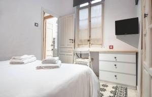 セビリアにあるHome in Seville V33-Bの白いベッドルーム(白いベッド1台、デスク付)