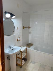 ein Badezimmer mit einem Waschbecken und einer Badewanne in der Unterkunft Apartamentos El Cabo in Mairena