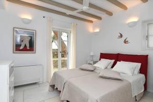 Posteľ alebo postele v izbe v ubytovaní Orasea Villa with private pool