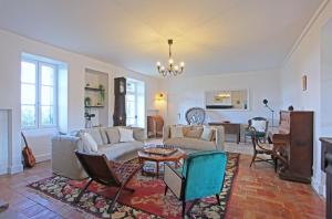 sala de estar con sofá, sillas y mesa en Fabulous 9-Bed House in Eymet en Eymet