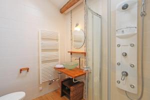 Un baño de Fabulous 9-Bed House in Eymet