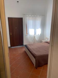 - une chambre avec un lit et une fenêtre dans l'établissement Agriturismo Monte Due Torri, à Genzano di Roma
