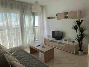 salon z kanapą i telewizorem w obiekcie A H RENTALS Montemar 4 apartamento w mieście Peñíscola