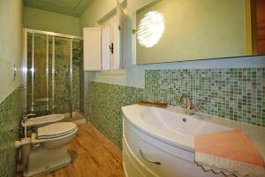 Kylpyhuone majoituspaikassa Holiday home, Monteggiori