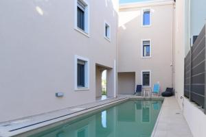 Бассейн в Momento Luxury Apartments walking distance from the beach или поблизости