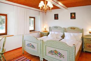 een slaapkamer met 2 bedden en 2 ramen bij holiday home Grünbacher, Kössen in Kössen